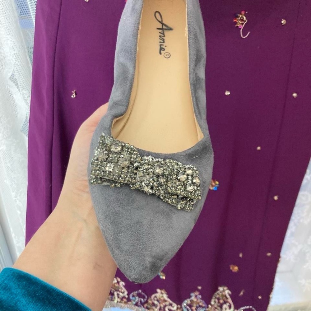 Grey suede flat shoes with bow Rhinestone detail 9.5 Annie - Picture 2 of 6